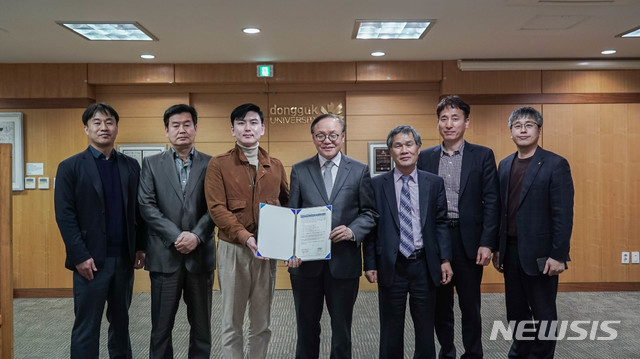 【경주=뉴시스】 이은희 기자 = 동국대 경주캠퍼스가 전기차 충전 전문업체 대영채비(주)와 산학협력 협약을 체결하고 있다. 2019.03.28. (사진= 동국대 제공)photo@newsis.com