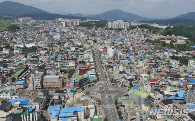 【제천=뉴시스】이병찬 기자 = 충북 제천시는 지역활성화센터 연구용역 결과 제천 도심 쇠퇴도가 심각한 수준인 것으로 나타났다고 28일 밝혔다. 사진은 제천 도심 전경.2019.03.28.(사진=제천시 제공) photo@newsis.com