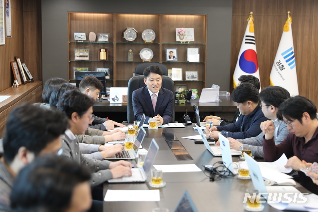 【수원=뉴시스】이병희 기자 = 이금로 초대 수원고등검찰청 검사장이 27일 수원고등검찰청 검사장실에서 법조기자단과 인터뷰를 하고 있다. (사진=수원고등검찰청 제공)