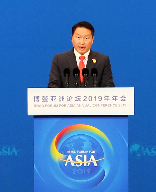 【서울=뉴시스】최태원 SK 회장이 28일 중국 하이난에서 열린 보아오포럼 개막식에 한국 경제인 중 유일한 연사로 참석, '사회적 가치의 필요성'에 대해 역설하고 있다. (사진 SK)