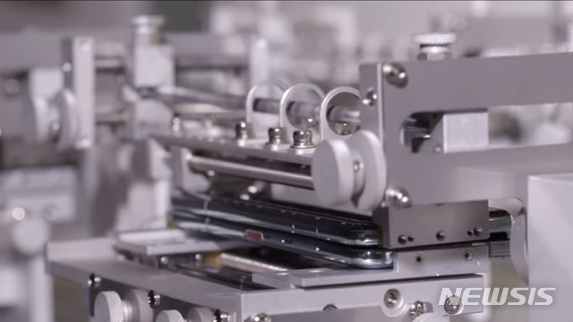 【서울=뉴시스】'극한 테스트' 중인 삼성전자 폴더블 스마트폰 '갤럭시폴드'의 모습. 2019.03.28 (출처 = 삼성전자 뉴스룸) photo@newsis.com