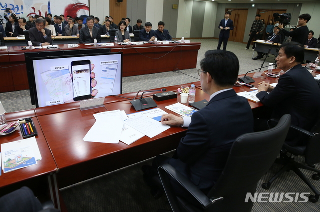 【홍성=뉴시스】유효상 기자 = 충남도가 전국 최초로 ‘위치기반 증강현실(AR) 플랫폼’을 구축하고 기술개발 성과보고회를 28일 도청 대회의실에서 개최한 가운데 양승조 지사가 시연을 하고 있다. 2019.03.28 (사진=충남도 제공) photo@newsis.com