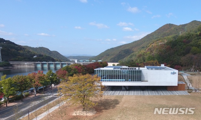 【대전=뉴시스】김양수 기자 = 한국수자원공사는 전국 사업장에서 보유한 104개의 시설을 국민에 개방한다. 사진은회의실과 주차장을 개방하는 충주댐물문화관 전경.2019.03.28(사진=한국수자원공사 제공) photo@newsis.com
