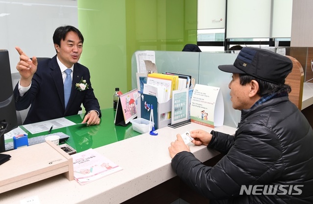 【하남=뉴시스】 문영일 기자 = 김상호 경기 하남시장은 28일 국민건강보험공단 하남지사에서 일일명예지사장 체험을 했다. 2019.03.28. (사진=하남시청 제공)photo@newsis.com