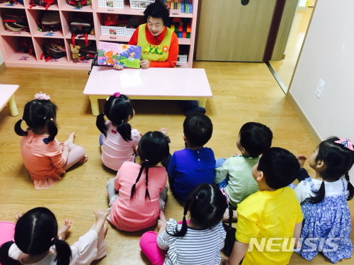 【서울=뉴시스】도란도란 그림책 읽기 수업 현장 모습. 2019.03.28. (사진=관악구 제공)