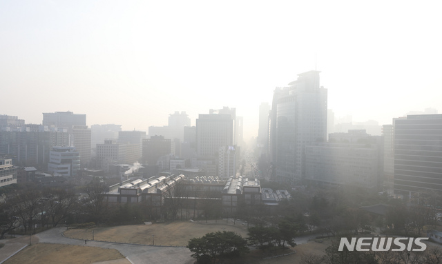 【서울=뉴시스】고승민 기자 = 전국이 대체로 미세먼지, 초미세먼지 '나쁨' 수준을 보인 28일 오전 서울 도심 대기가 뿌옇다. 2019.03.28. kkssmm99@newsis.com