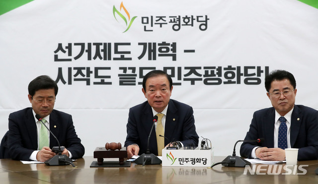 【서울=뉴시스】홍효식 기자 = 민주평화당 장병완 원내대표가 28일 오전 서울 여의도 국회에서 열린 의원총회에 참석해 모두발언을 하고 있다. 2019.03.28.&nbsp; yesphoto@newsis.com