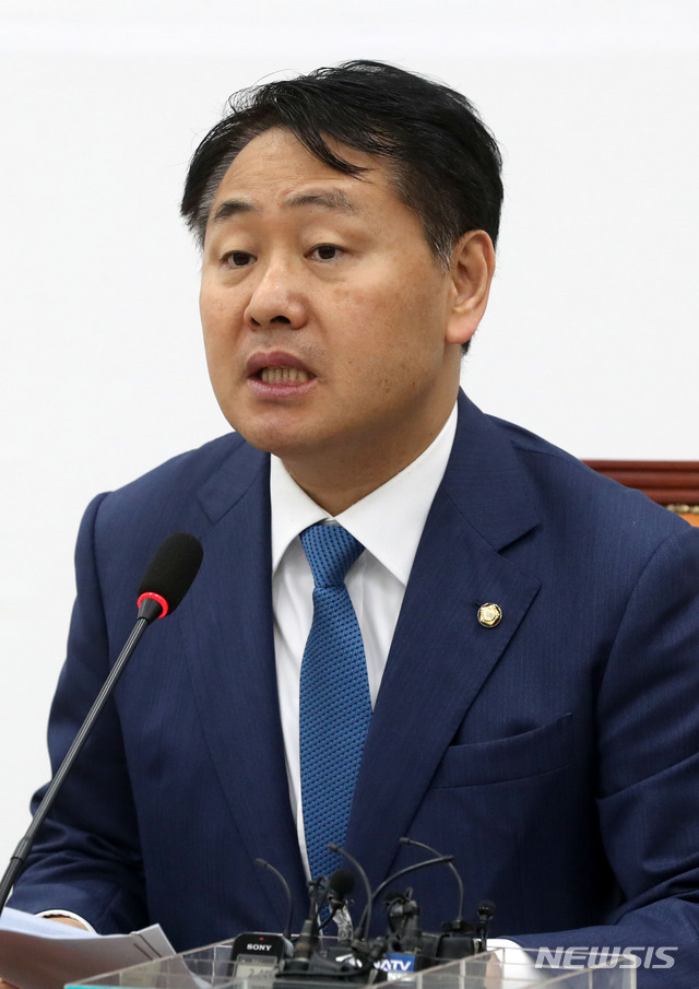 【서울=뉴시스】홍효식 기자 = 바른미래당 김관영 원내대표가 28일 오전 서울 여의도 국회에서 열린 원내정책회의에 참석해 모두발언을 하고 있다. 2019.03.28.&nbsp; yesphoto@newsis.com