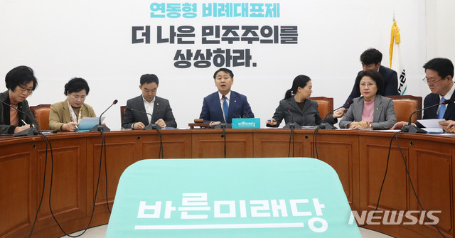 【서울=뉴시스】홍효식 기자 = 바른미래당 김관영 원내대표가 28일 오전 서울 여의도 국회에서 열린 원내정책회의에 참석해 모두발언을 하고 있다. 2019.03.28. yesphoto@newsis.com