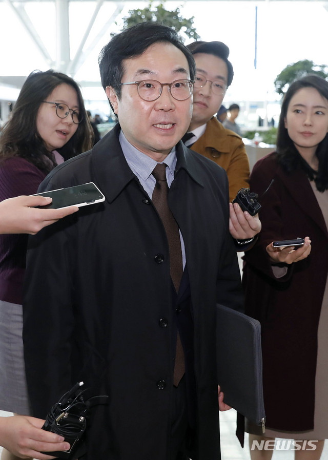 【인천공항=뉴시스】최동준 기자 = 이도훈 한반도평화교섭본부장이 28일 비건 미국 국무부 대북특별대표와 회담을 위해 인천국제공항을 통해 출국하며 취재진 질문에 답변하고 있다. 2019.03.28.  photocdj@newsis.com