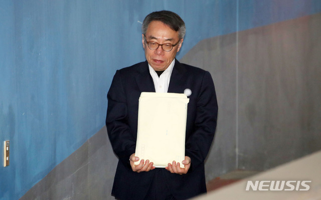 【서울=뉴시스】 고범준 기자 = 사법농단 의혹으로 재판에 넘겨진 임종헌 전 법원행정처 차장이 28일 오전 서울 서초구 서울중앙지방법원에서 열린 4차 공판에 출석하기 위해 호송차에서 내려 법정으로 들어가고 있다. 2019.03.28.&nbsp; bjko@newsis.com