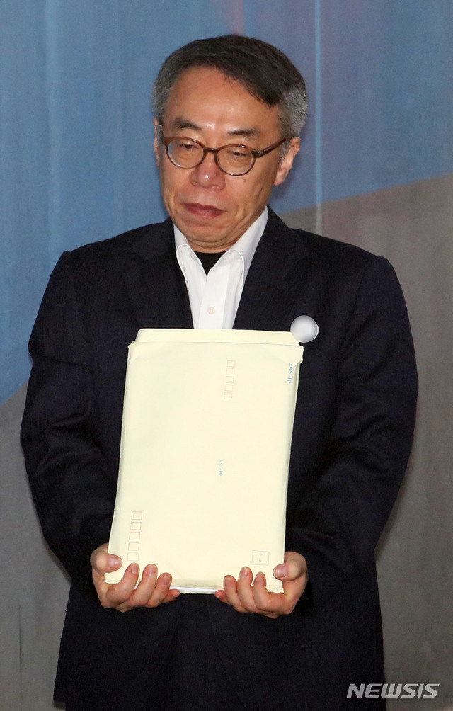 【서울=뉴시스】 고범준 기자 = 사법농단 의혹으로 재판에 넘겨진 임종헌 전 법원행정처 차장이 28일 오전 서울 서초구 서울중앙지법에서 열린 4차 공판기일에 출석하기 위해 호송차에서 내려 법정으로 들어가고 있다. 2019.03.28. bjko@newsis.com