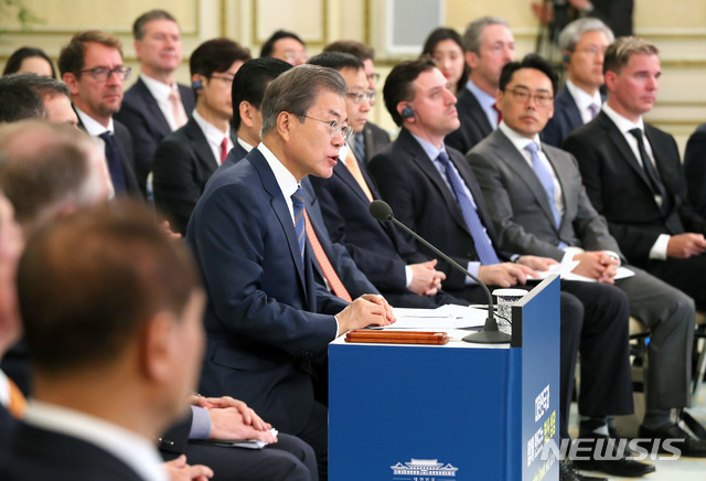 【서울=뉴시스】전신 기자 = 문재인 대통령이 28일 청와대 영빈관에서 열린 외국인 투자 기업인과의 대화에서 모두발언하고 있다. 2019.03.28. photo1006@newsis.com