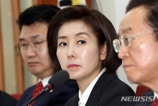 【서울=뉴시스】박영태 기자 = 28일 오전 서울 영등포구 여의도 국회에서 열린 자유한국당 문정권 문제인사청문회 평가 회의에서 나경원 원내대표가 의원들의 발언을 듣고 있다. 2019.03.28. since1999@newsis.com