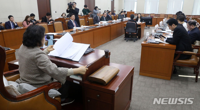 【서울=뉴시스】홍효식 기자 = 28일 오전 서울 여의도 국회 행정안전위원회 회의실에서 열린 전체회의에서 인재근 위원장이 의사봉을 두드리고 있다. 2019.03.28. yesphoto@newsis.com