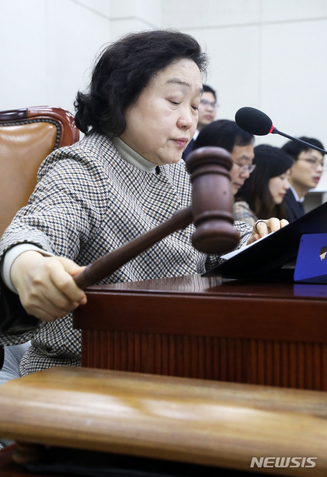 【서울=뉴시스】홍효식 기자 = 28일 오전 서울 여의도 국회 행정안전위원회 회의실에서 열린 전체회의에서 인재근 위원장이 의사봉을 두드리고 있다. 2019.03.28. yesphoto@newsis.com