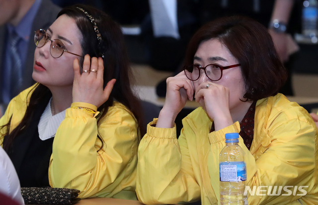 【서울=뉴시스】이영환 기자 = 28일 오전 서울 중구 포스트타워 대회의실에서 가습기 살균제 사건과 4.16세월호참사 특별조사위원회가 주최한 '세월호 CCTV 조사 중간 발표'에서 유가족들이 박병우 세월호참사 진상규명 국장의 결과 발표를 듣고 있다. 2019.03.28. 20hwan@newsis.com