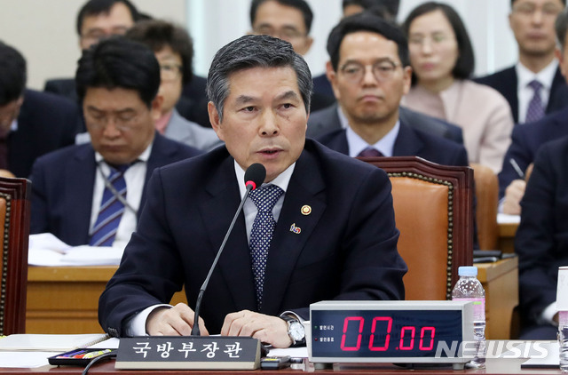 【서울=뉴시스】홍효식 기자 = 정경두 국방부 장관이 28일 오전 서울 여의도 국회 국방위원회 회의실에서 열린 전체회의에서 의원들 질의에 답하고 있다. 2019.03.28.&nbsp; yesphoto@newsis.com