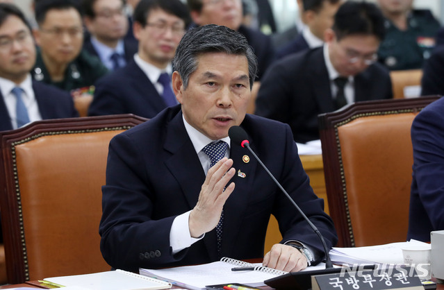 【서울=뉴시스】홍효식 기자 = 정경두 국방부 장관이 28일 오전 서울 여의도 국회 국방위원회 회의실에서 열린 전체회의에서 의원들 질의에 답하고 있다. 2019.03.28. yesphoto@newsis.com