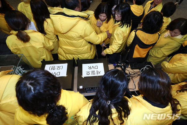 【서울=뉴시스】이영환 기자 = 28일 오전 서울 중구 포스트타워 대회의실에서 가습기 살균제 사건과 4.16세월호참사 특별조사위원회가 주최한 '세월호 CCTV 조사 중간 발표' 종료 후 장훈 세월호 가족협의회 운영위원장과 유가족들이 입장 발표에 앞서 DVR(디지털영상 저장장치)를 살펴보고 있다. 2019.03.28.  20hwan@newsis.com