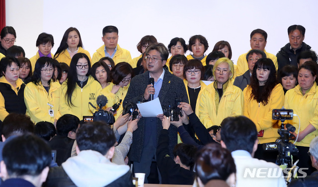 【서울=뉴시스】이영환 기자 = 28일 오전 서울 중구 포스트타워 대회의실에서 가습기 살균제 사건과 4.16세월호참사 특별조사위원회가 주최한 '세월호 CCTV 조사 중간 발표' 종료 후 장훈 세월호 가족협의회 운영위원장과 유가족들이 입장 발표를 하고 있다. 2019.03.28.  20hwan@newsis.com