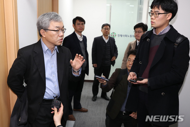 【서울=뉴시스】고승민 기자 = 28일 서울 경제사회노동위원회에서 열린 노사관계 제도-관행개선위원회에서 공익위원 이승욱 이화여대 교수가 회의실에 입장하기 전 의견을 피력하고 있다. 2019.03.28.kkssmm99@newsis.com