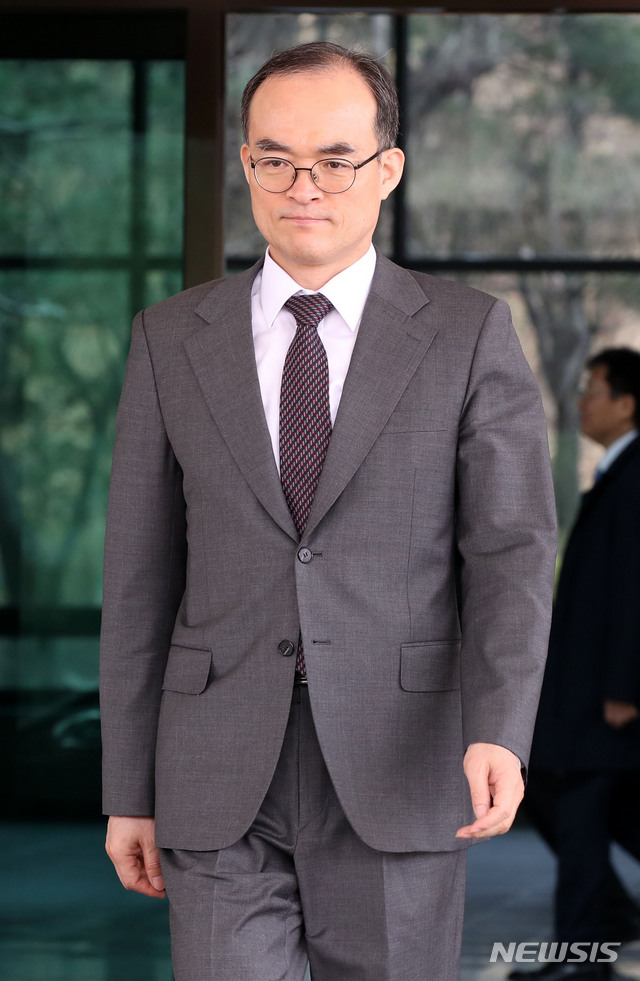 【서울=뉴시스】 고범준 기자 = 문무일 검찰총장이 지난 3월28일 서울 서초구 대검찰청에서 점심식사를 위해 준비된 차량으로 향하고 있다. 2019.03.28. bjko@newsis.com