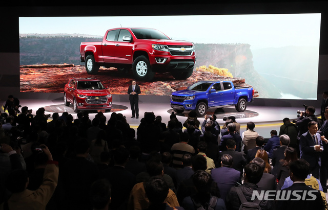 【고양=뉴시스】이윤청 수습기자 = 카허 카젬 한국GM 사장이 28일 경기 고양 킨텍스에서 열린 2019 서울모터쇼 미디어데이에서 대형 SUV 트래버스와 픽업트럭 콜로라도를 선보이고 있다. 2019 서울모터쇼에는 현대·기아·한국GM·르노삼성·쌍용·제네시스 등 국내 완성차 6개사와 메르세데스벤츠·BMW 등 수입 자동차 브랜드 14개사 등 모두 20곳이 참가하며 29일부터 다음 달 7일까지 열린다. 2019.03.28. radiohead@newsis.com
