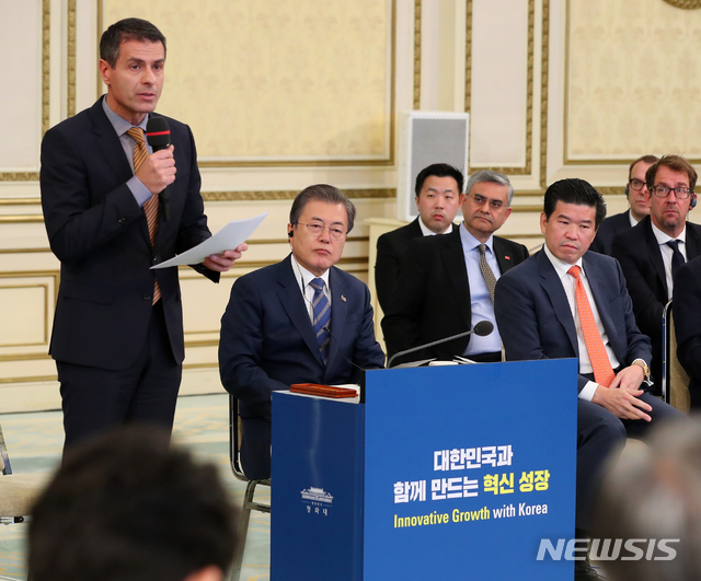 【서울=뉴시스】전신 기자 = 문재인 대통령이 28일 청와대 영빈관에서 열린 외국인 투자 기업인과의 대화에서 한국경제의 미래와 혁신성장을 위한 과제 주제의 디미트리스 실라키스 주한유럽상의 회장의 토론을 듣고 있다. 2019.03.28.&nbsp; photo1006@newsis.com