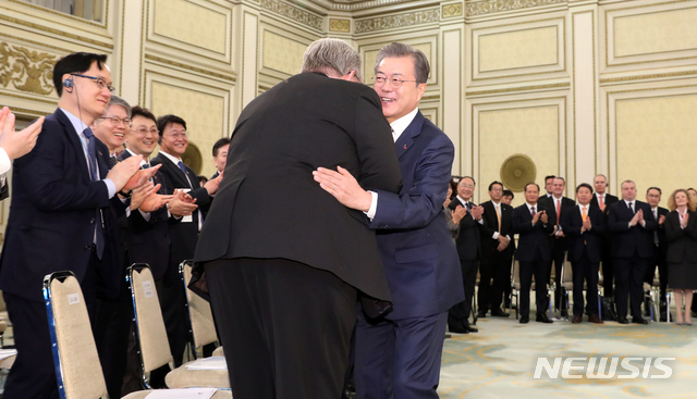 【서울=뉴시스】전신 기자 = 문재인 대통령이 28일 청와대 영빈관에서 열린 외국인 투자 기업인과의 대화에 참석하며 제프리 존스 주한미국상의 이사장과 포옹으로 인사하고 있다. 2019.03.28. photo1006@newsis.com