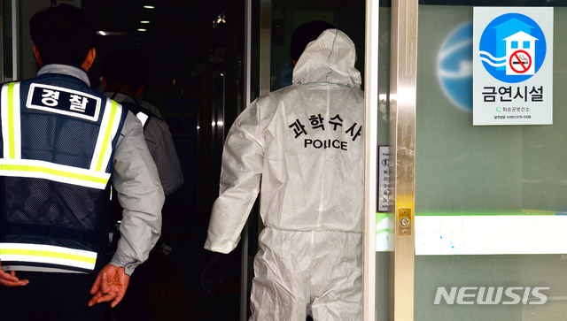 【화순=뉴시스】변재훈 기자 = 28일 오전 11시24분께 전남 화순군 북면 보건지소에서 A(52)씨가 전 아내&nbsp; B(54·여)씨를 흉기로 찌른 뒤 자해해 2명 모두 숨졌다. 이날 경찰 과학수사팀이 현장 감식을 위해 보건지소 안으로 들어가고 있다. 2019.03.28.wisdom21@newsis.com