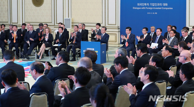 【서울=뉴시스】전신 기자 = 문재인 대통령이 28일 청와대 영빈관에서 열린 외국인 투자 기업인과의 대화에서 홍남기 경제부총리의 발표에 박수 보내고 있다. 2019.03.28. photo1006@newsis.com