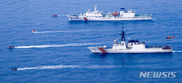 【서귀포=뉴시스】우장호 기자 = 28일 오전 제주 서귀포시 남방 해상에서 미국 해안경비대(USCG) 소속 버솔프(WMSL-750) 경비함(4500t급)과 제주해경 이청호함(6500t급)이 마약류 의심선박 단속과 헬리콥터 인명구조 연합훈련을 실시하고 있다&nbsp; 함께 연합훈련을 하고 있다. 2019.03.28. woo1223@newsis.com