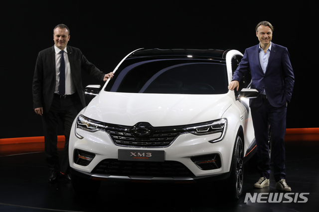 【고양=뉴시스】이윤청 수습기자 = 도미닉 시뇨라(왼쪽) 르노삼성자동차 대표가 28일 경기 고양 킨텍스에서 열린 2019 서울모터쇼 미디어데이에서 XM3 인스파이어 쇼카를 선보이고 있다. 2019 서울모터쇼에는 현대·기아·한국GM·르노삼성·쌍용·제네시스 등 국내 완성차 6개사와 메르세데스벤츠·BMW 등 수입 자동차 브랜드 14개사 등 모두 20곳이 참가하며 29일부터 다음 달 7일까지 열린다. 2019.03.28. radiohead@newsis.com