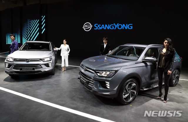 【고양=뉴시스】이윤청 수습기자 = 28일 경기 고양 킨텍스에서 열린 2019 서울모터쇼 미디어데이에서 모델들이 뉴 코란도를 선보이고 있다. 2019 서울모터쇼에는 현대·기아·한국GM·르노삼성·쌍용·제네시스 등 국내 완성차 6개사와 메르세데스벤츠·BMW 등 수입 자동차 브랜드 14개사 등 모두 20곳이 참가하며 29일부터 다음 달 7일까지 열린다. 2019.03.28. radiohead@newsis.com