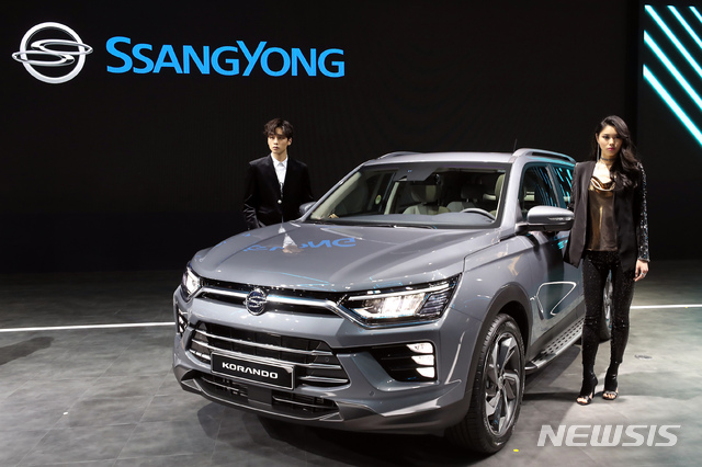 【고양=뉴시스】이윤청 수습기자 = 28일 경기 고양 킨텍스에서 열린 2019 서울모터쇼 미디어데이에서 모델들이 뉴 코란도를 선보이고 있다. 2019 서울모터쇼에는 현대·기아·한국GM·르노삼성·쌍용·제네시스 등 국내 완성차 6개사와 메르세데스벤츠·BMW 등 수입 자동차 브랜드 14개사 등 모두 20곳이 참가하며 29일부터 다음 달 7일까지 열린다. 2019.03.28. radiohead@newsis.com