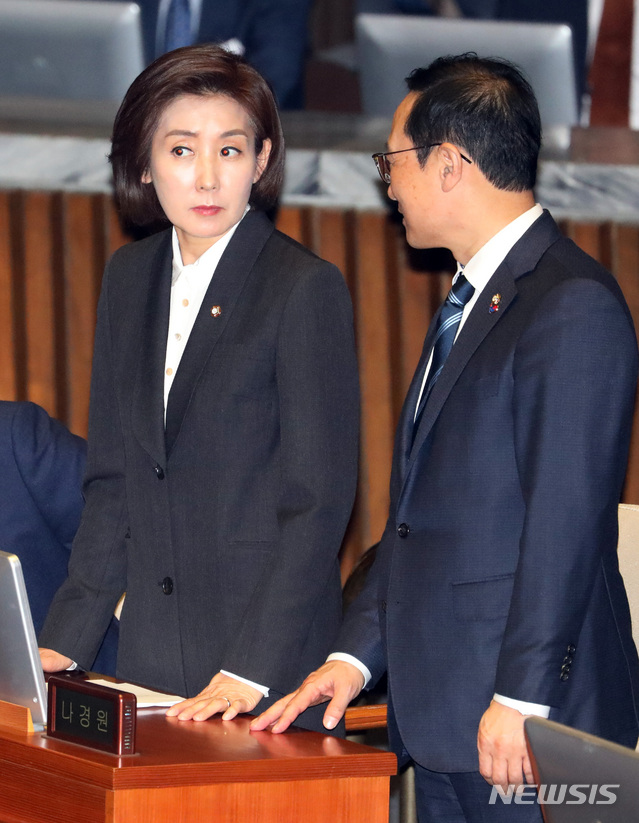 【서울=뉴시스】박영태 기자 = 28일 서울 영등포구 여의도 국회에서 열린 제367회 국회(임시회) 제9차 본회의에서 홍영표 더불어민주당 원내대표가 나경원 자유한국당 원내대표와 이야기를 나누고 있다. 2019.03.28.since1999@newsis.com