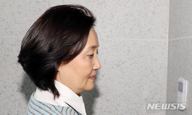 【서울=뉴시스】이종철 기자 = 박영선 중소벤처기업부 장관 후보자가 28일 오후 심각한 표정으로 서울 여의도 국회 의원회관 의원실로 들어가고 있다. 2019.03.28. jc4321@newsis.com