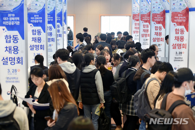 채용일정 연기에 취준생들 불안불안…"이러다 안뽑을라"