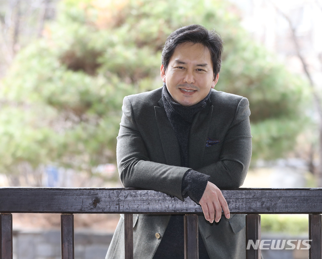 【고양=뉴시스】조수정 기자 = 대한민국 연극제에 참가할 연극 '냄비' 준비중인 배우 윤기원이 28일 경기 고양시 일산서구 대화동에서 뉴시스와 인터뷰를 마친 뒤 포즈를 취하고 있다. 2019.03.29. chocrystal@newsis.com