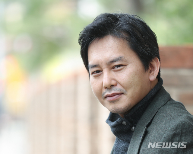 【고양=뉴시스】조수정 기자 = 대한민국 연극제에 참가할 연극 '냄비' 준비중인 배우 윤기원이 28일 경기 고양시 일산서구 대화동에서 뉴시스와 인터뷰를 마친 뒤 포즈를 취하고 있다. 2019.03.29. chocrystal@newsis.com