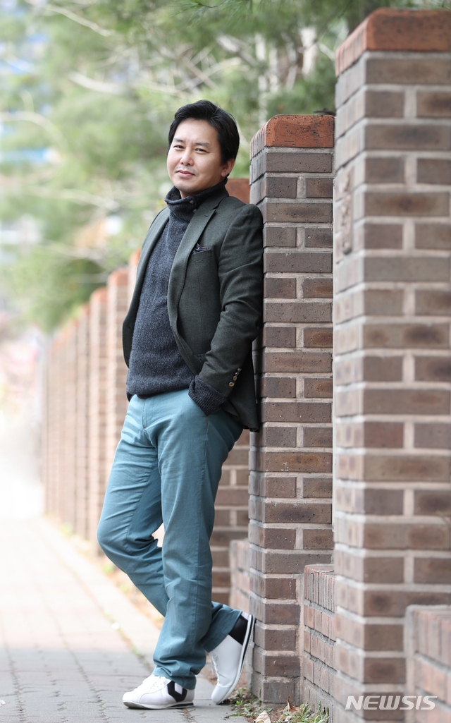 【고양=뉴시스】조수정 기자 = 대한민국 연극제에 참가할 연극 '냄비' 준비중인 배우 윤기원이 28일 경기 고양시 일산서구 대화동에서 뉴시스와 인터뷰를 마친 뒤 포즈를 취하고 있다. 2019.03.29. chocrystal@newsis.com