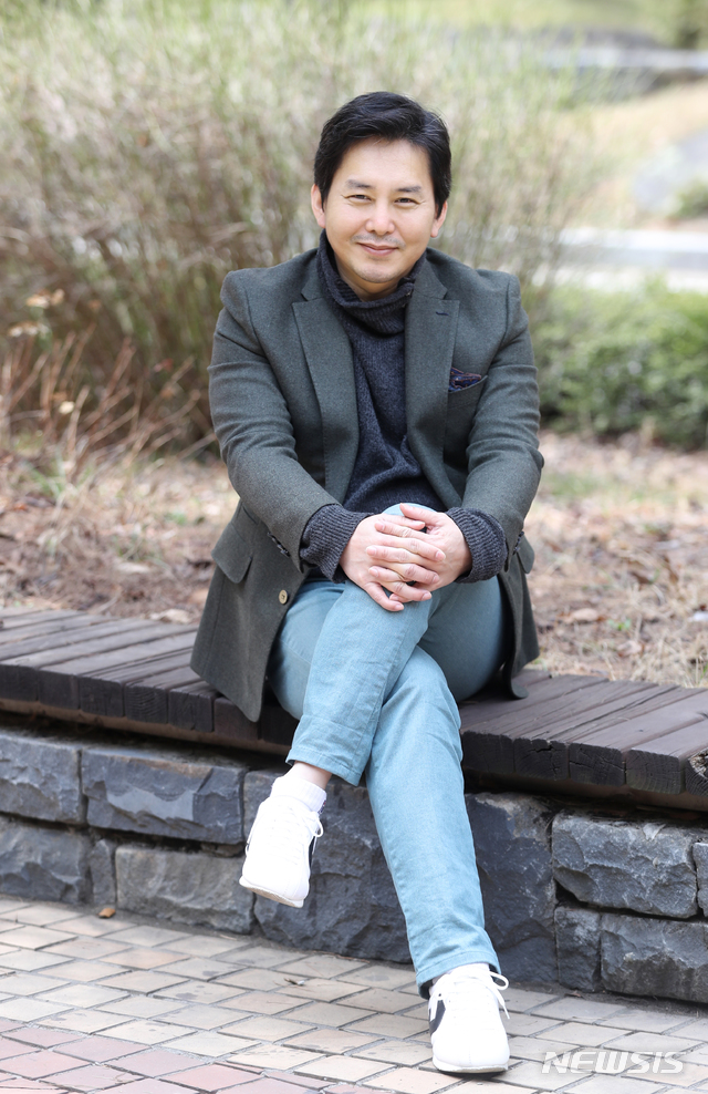 【고양=뉴시스】조수정 기자 = 대한민국 연극제에 참가할 연극 '냄비' 준비중인 배우 윤기원이 28일 경기 고양시 일산서구 대화동에서 뉴시스와 인터뷰를 마친 뒤 포즈를 취하고 있다. 2019.03.29. chocrystal@newsis.com