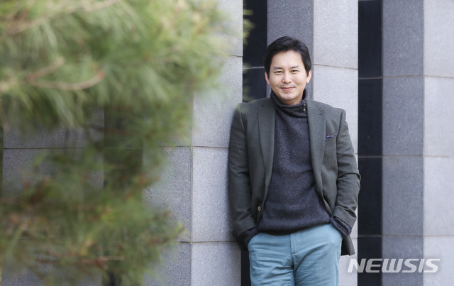 【고양=뉴시스】조수정 기자 = 대한민국 연극제에 참가할 연극 '냄비' 준비중인 배우 윤기원이 28일 경기 고양시 일산서구 대화동에서 뉴시스와 인터뷰를 마친 뒤 포즈를 취하고 있다. 2019.03.29. chocrystal@newsis.com