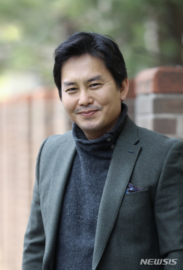 【고양=뉴시스】조수정 기자 = 대한민국 연극제에 참가할 연극 '냄비' 준비중인 배우 윤기원이 28일 경기 고양시 일산서구 대화동에서 뉴시스와 인터뷰를 마친 뒤 포즈를 취하고 있다. 2019.03.29. chocrystal@newsis.com