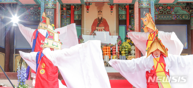 【대구=뉴시스】김덕용 기자 = 선덕여왕 숭모재 바라춤 2019.03.29.(사진=부인사 제공)&nbsp; photo@newsis.com 