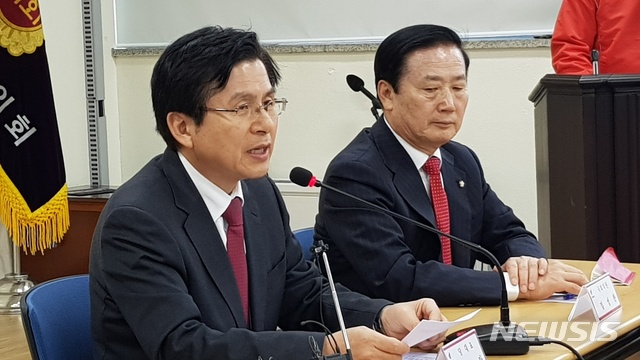 【창원=뉴시스】 홍정명 기자 = 29일 오후 경남도의회 1층 회의실에서 열린 '조선해양기자재업체 간담회'에서 황교안 자유한국당 대표가 인사말을 하고 있다.2019.03.29. hjm@newsis.com