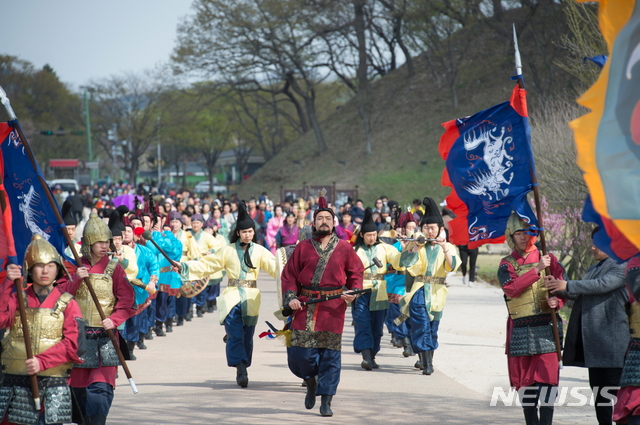 【경주=뉴시스】 이은희 기자 = 지난해 벚꽃축제에서 신라고취대가 퍼레이드를 펼치고 있다. 2019.03.29. (사진= 경주시 제공)photo@newsis.com
