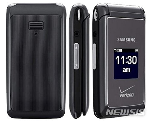 【서울=뉴시스】 안호균 기자 = '투자의 귀재' 워런 버핏이 28일(현지시간) CNBC와의 인터뷰에서 자신의 휴대전화를 공개했다. 버핏이 사용 중인 휴대전화는 삼성전자 SCH-U320 모델로 현재 온라인에서 20~30 달러에 팔리고 있다.2019.3.29(사진 출처 : 아마존닷컴)