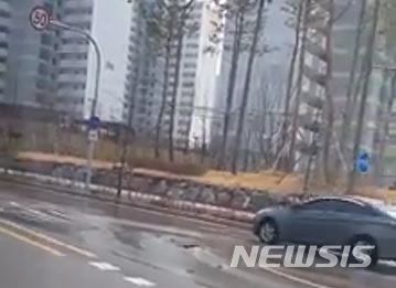 【대구=뉴시스】배소영 기자 = 29일 오후 1시55분께 대구시 달서구 대곡동 대곡파출소 앞 도로에 매설된 상수도관이 파열됐다. 2019.03.29. (사진=페이스북 '대구는 지금' 캡쳐) photo@newsis.com